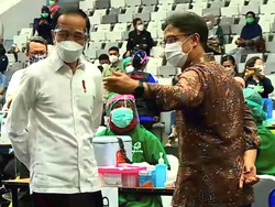 Jokowi Pantau Proses Vaksinasi COVID-19 Massal Ribuan Nakes DKI Jakarta