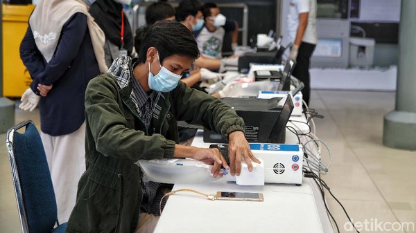 PT KAI (Persero) melakukan uji coba penggunakan GeNose untuk mendeteksi COVID-19 di Stasiun Senen, Jakarta. Calon penumpang tampak antusias.