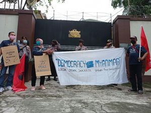 Gelar Aksi Solidaritas di Kedubes, Massa Kutuk Kudeta Militer Myanmar Gelar Aksi Solidaritas di Kedubes, Massa Kutuk Kudeta Militer Myanmar