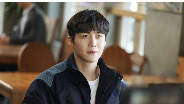 Aktor Kim Seon Ho menjadi cameo untuk drama Run On sebagai sutradara Kim Sang Ho.