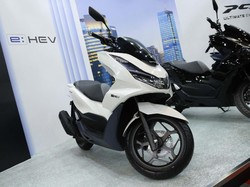 Bagai Bumi dan Langit, Segini Penjualan PCX Hybrid di RI