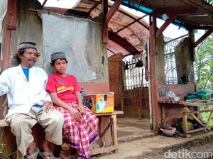 Miris! Ayah dan Anak Tinggal di Pos Jaga Kawasan Pemakaman Cianjur