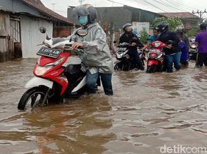 Banjir di Jalan Kudus-Purwodadi Bikin Banyak Motor Mogok