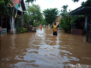 Banjir Setinggi Lebih 1 Meter Kepung 4 Desa di Jombang, Ratusan Warga Mengungsi