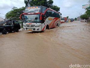 Banjir Rendam Jalan Nasional di Jombang Kian Meluas Banjir Rendam Jalan Nasional di Jombang Kian Meluas
