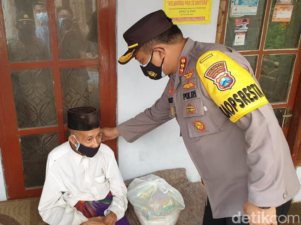 Bansos Erupsi Gunung Raung dan COVID-19 Disalurkan ke Kecamatan Licin Bansos Erupsi Gunung Raung dan COVID-19 Disalurkan ke Kecamatan Licin