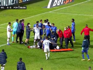 Bek Porto Tabrakan di Lapangan Langsung Nggak Sadar