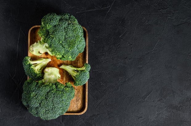 Brokoli sarat dengan atioksidan flavonoid yang dapat membantu menurunkan tekanan darah dengan meningkatkan fungsi pembuluh darah