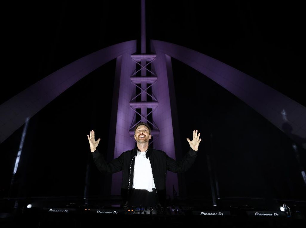 David Guetta Manggung dari Helipad Burj Al Arab Dubai David Guetta Manggung dari Helipad Burj Al Arab Dubai