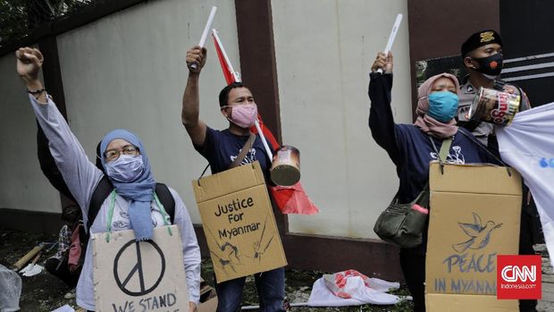 Pengunjuk rasa melakukan aksi damai mengecam kudeta militer Myanmar di depan Kedutaan besar Myanmar, Jakarta, Jumat, 5 Februari 2021. Selain mengecam kudeta, pengunjuk rasa juga menyerukan agar demokrasi dapat dikembalikan di Myanmar. CNN Indonesia/ Adhi Wicaksono