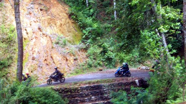 4 Jam Perjalanan Terbayar di Pantai Santolo