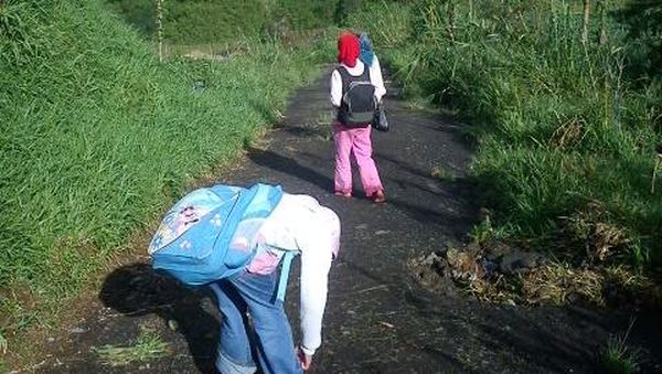 Aaah! Segarnya Basah-basahan di Air Terjun Sikarim