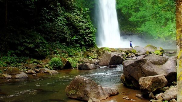 Aah! Segarnya Hempasan Air Terjun Nungnung, Bali