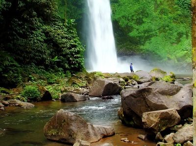 Aah! Segarnya Hempasan Air Terjun Nungnung, Bali