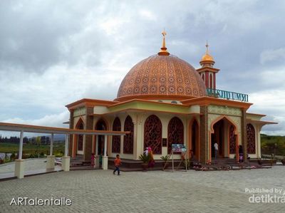 Ada Masjid Cantik di Tepian Danau Kembar, Sumbar