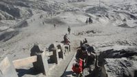 Ada Pura Eksotis di Atas Gunung Bromo