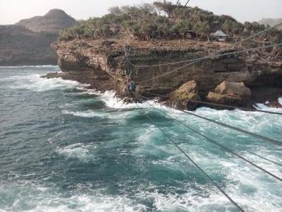 Adu Nyali di Pantai Timang, Gunungkidul