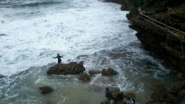 Air Terjun Ajaib yang Jatuh Langsung ke Laut Selatan