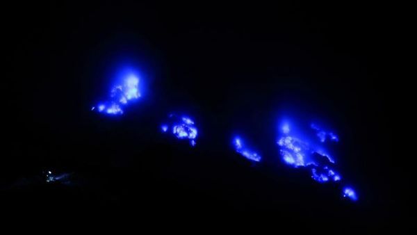 Ajaib! Ada Api Biru di Kawah Ijen