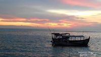 Akhir Pekan Asyik di Pantai Kartini, Jepara