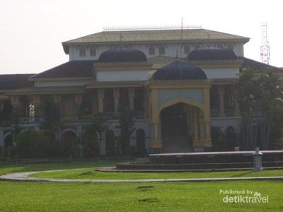Akhir Pekan di Medan, Dari Istana Hingga Masjid Raya