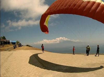 Akhir Pekan di Spot Paralayang Paling Oke di Sumbawa, Seru!