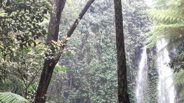 Akhir Pekan Seru ke Air Terjun di Kaki Gunung Lawu