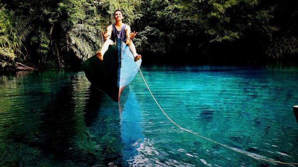 Aneh Tapi Nyata, Perahu Bisa Melayang di Danau Ini