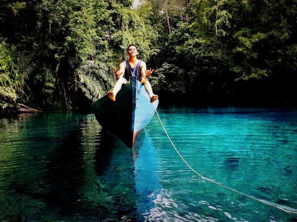 Aneh Tapi Nyata, Perahu Bisa Melayang di Danau Ini