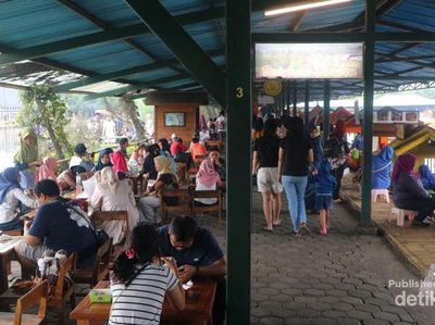Aneka Kuliner Ada di Floating Market