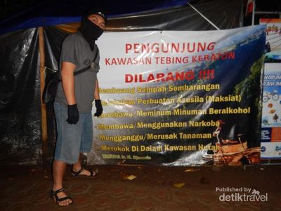 Aneka Pose Ekstrem di Tebing Keraton, Bandung