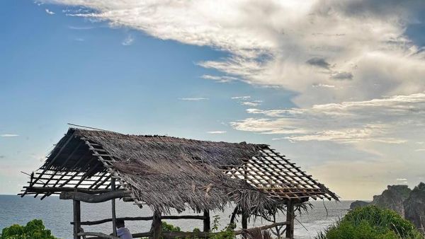 Asyiknya Akhir Pekan di Pantai Ngobaran, Yogyakarta