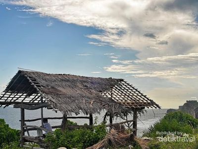 Asyiknya Akhir Pekan di Pantai Ngobaran, Yogyakarta