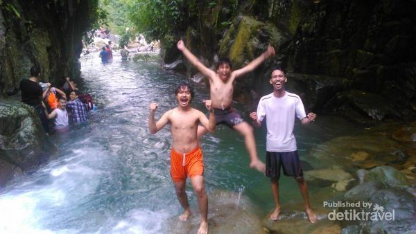 Asyiknya Basah-basahan di Curug Leuwi Hejo, Sentul