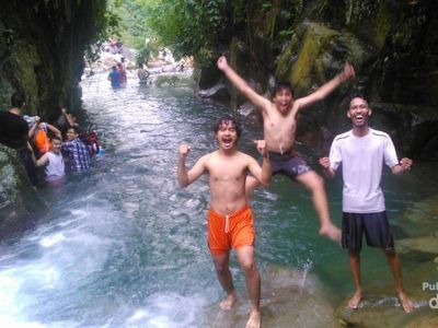 Asyiknya Basah-basahan di Curug Leuwi Hejo, Sentul