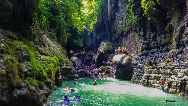 Asyiknya Basah-basahan di Green Canyon dan Citumang