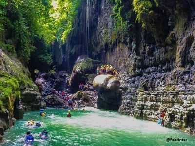 Asyiknya Basah-basahan di Green Canyon dan Citumang