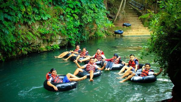 Asyiknya Basah-basahan di Gua Pindul