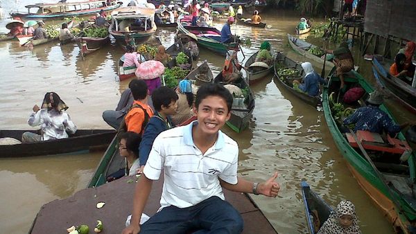 Asyiknya Belanja dari Atas Perahu di Pasar Lok Baintan
