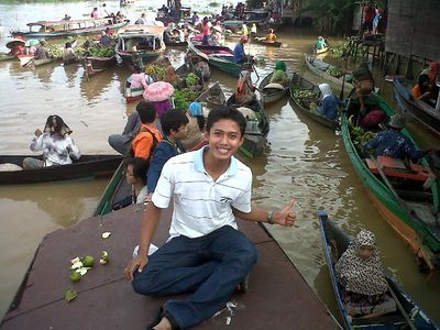 Asyiknya Belanja dari Atas Perahu di Pasar Lok Baintan