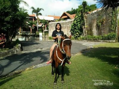 Asyiknya Berkuda Sambil Nikmati Keindahan Alam Jawa Timur