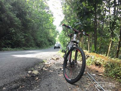 Asyiknya Bersepeda ke Curug Setawing di Kulon Progo