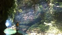 Asyiknya Main Air di Green Canyon, Pangandaran