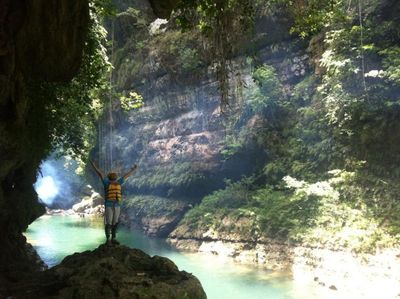 Asyiknya Main Air di Green Canyon, Pangandaran