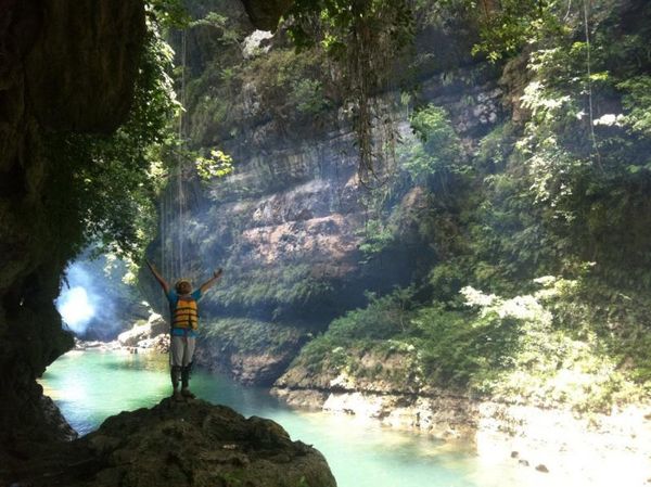 Asyiknya Main Air di Green Canyon, Pangandaran