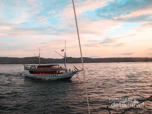 Asyiknya Menjelajahi Labuan Bajo Naik Pinisi Mewah