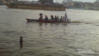 Asyiknya Naik Sampan Keliling Sungai Kapuas
