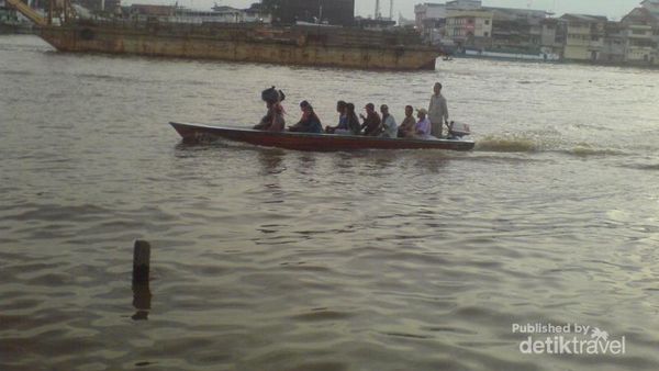 Asyiknya Naik Sampan Keliling Sungai Kapuas