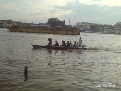 Asyiknya Naik Sampan Keliling Sungai Kapuas