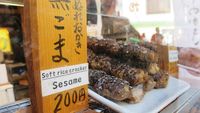 Banyak Camilan Enak di Kuil Seribu Gerbang, Kyoto